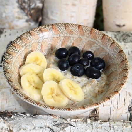 Каша овсяная на кокосовом молоке со свежей ягодой и бананом