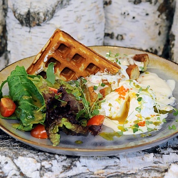 Бельгийская вафля с яйцом пашот, томатами и икорным соусом