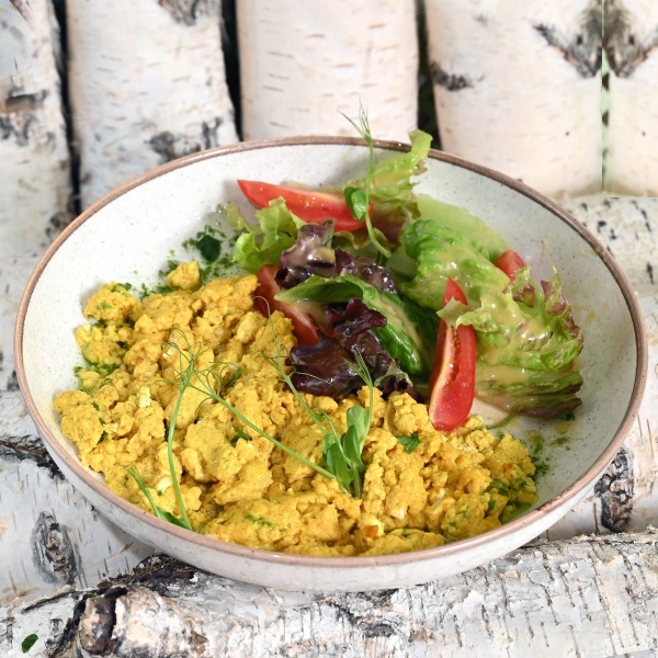 Скрэмбл на сливках с зеленым маслом, миксом салата и черри