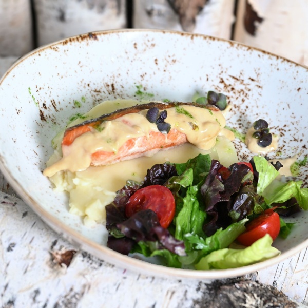 Стейк из кижуча с картофельным пюре и сливочным соусом Стейк из кижуча с картофельным пюре и сливочным соусом