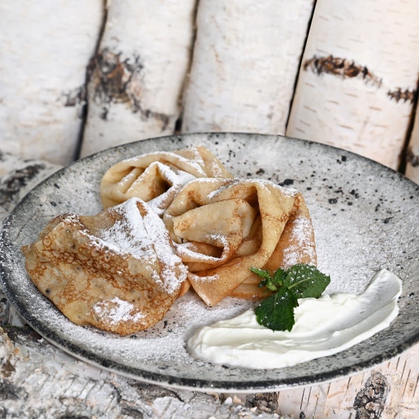 Блинчики с маслом, сметаной и сахарной пудрой