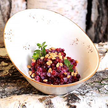 Десерт Егеря c брусникой и кедровыми орехами