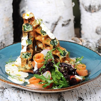 Бельгийская вафля со шпинатом, форелью мягкого посола и соусом Дор Блю