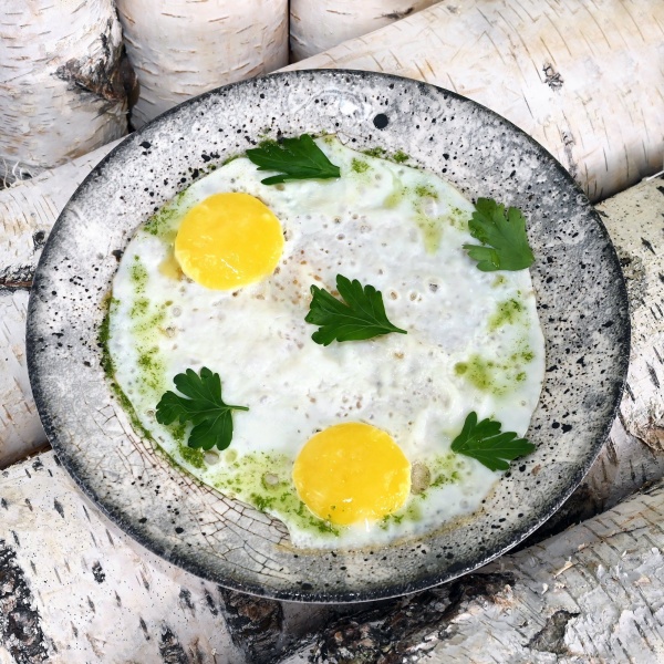 Глазунья из двух яиц с зеленью