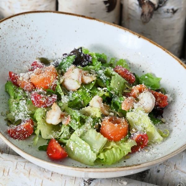 Шпинат с лососем, креветками гриль и тайской заправкой