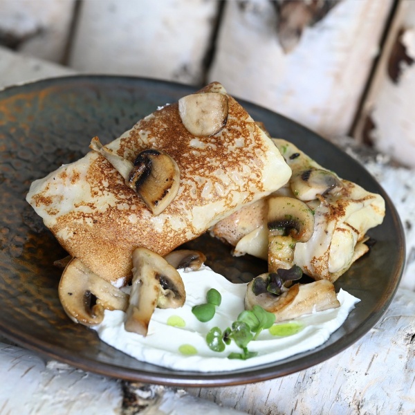 Блинчики с курицей, сливочным соусом и лесными грибами