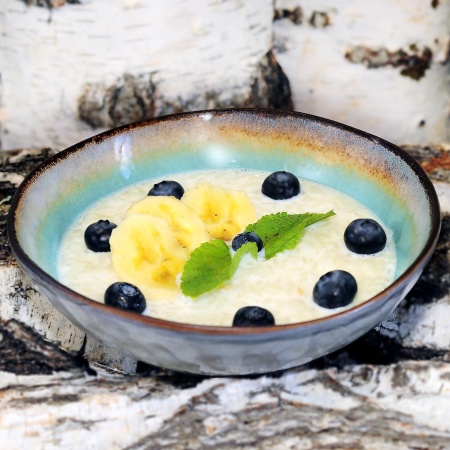 Каша рисовая на альтернативном молоке со свежей ягодой и бананом