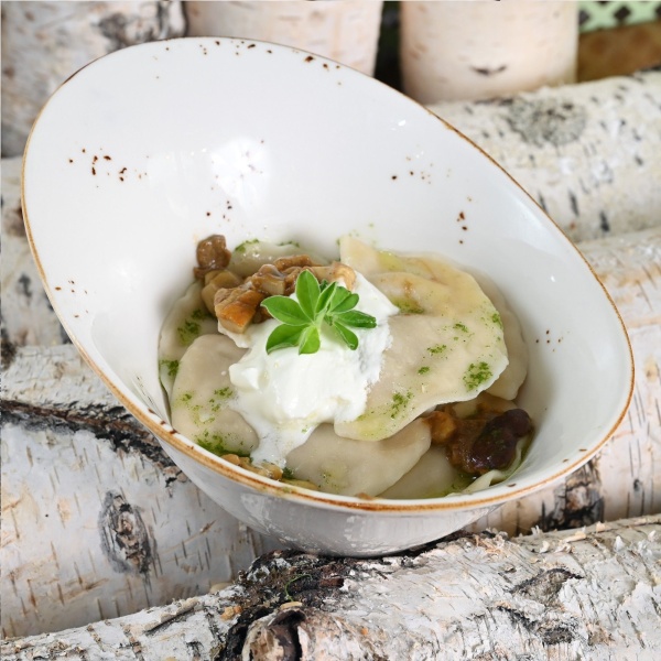 Вареники с печеным картофелем, белыми грибами и сметаной