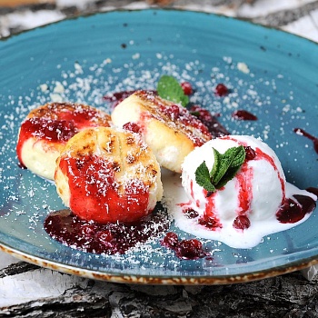 Сырники с брусникой, пломбиром и снегом из пармезана