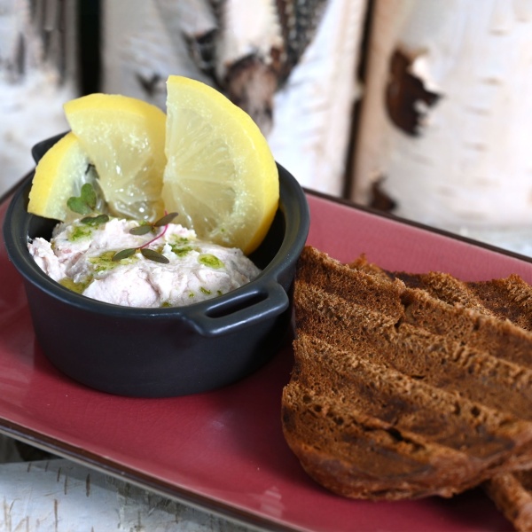 Риет из сибирских рыб с солёным лимоном и хлебным хрустом