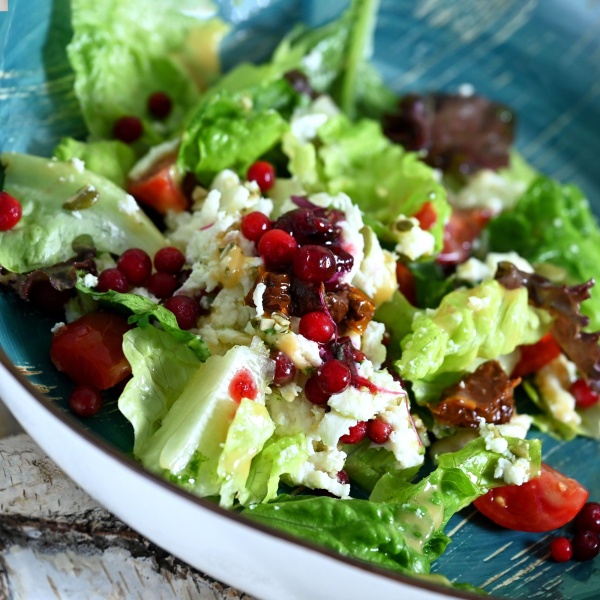 Свежие томаты с молодой зеленью, страчателлой и лесной ягодой