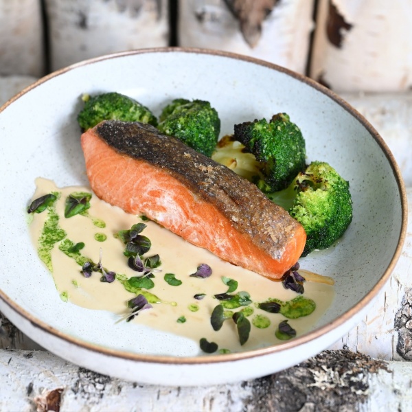 Стейк из кижуча с брокколи и сливочным соусом Стейк из кижуча с брокколи и сливочным соусом