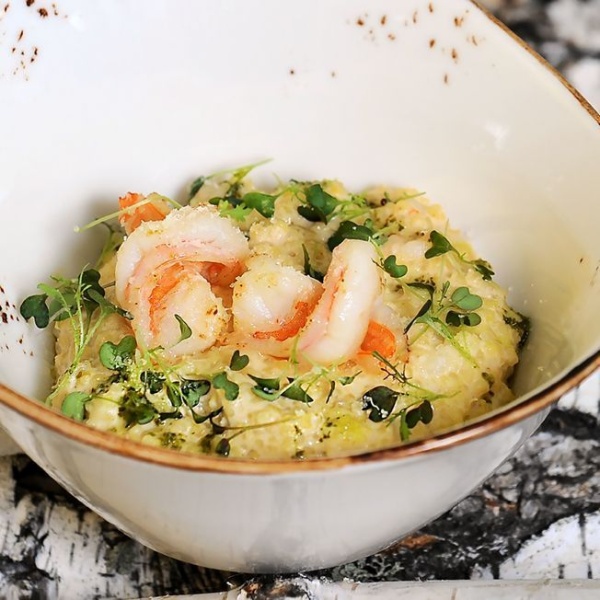 Каша пшенная на сливках с тигровыми креветками и пармезаном