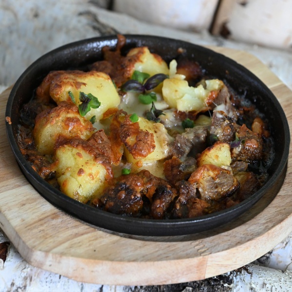 Сковорода с телячьим языком, сливочным соусом и белыми грибами  Сковорода с телячьим языком, сливочным соусом и белыми грибами