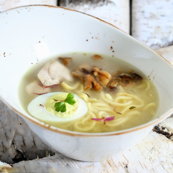 Крепкий куриный бульон с домашней лапшой и боровичками