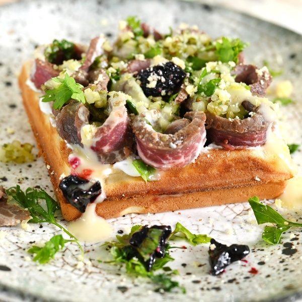 Бельгийская картофельная вафля с ростбифом и горчичным соусом   