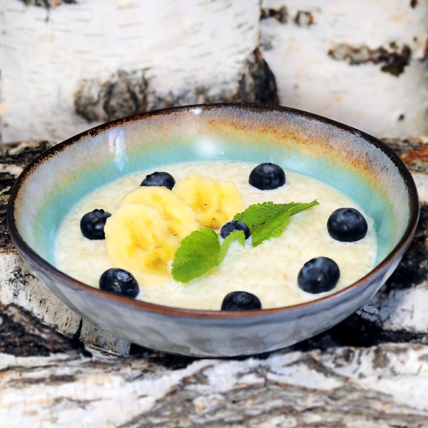 Каша рисовая на альтернативном молоке со свежей ягодой и бананом