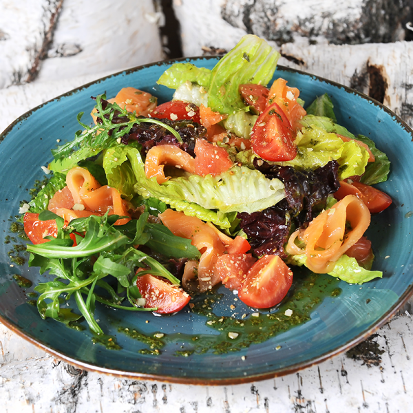 Салат-микс с лососем, томатами черри, грейпфрутом и пряным соусом