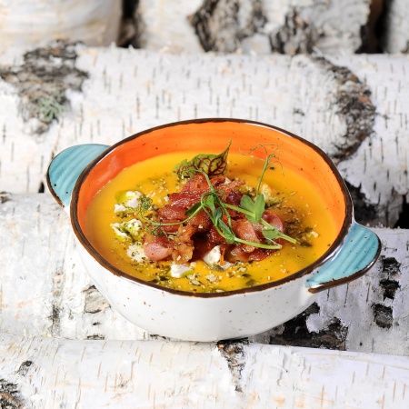 Тыквенный суп с анисом, сливочным сыром и чипсом бекона