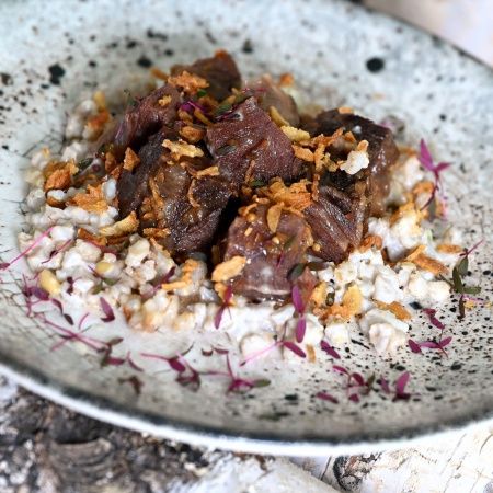 Томлёные телячьи щёки с кедровой кашей и лесными ягодами