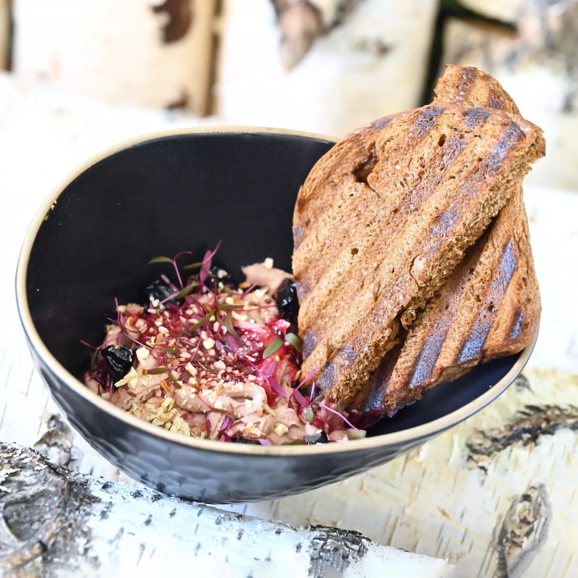 Паштет из оленины с карамельной свёклой и пивным хлебом