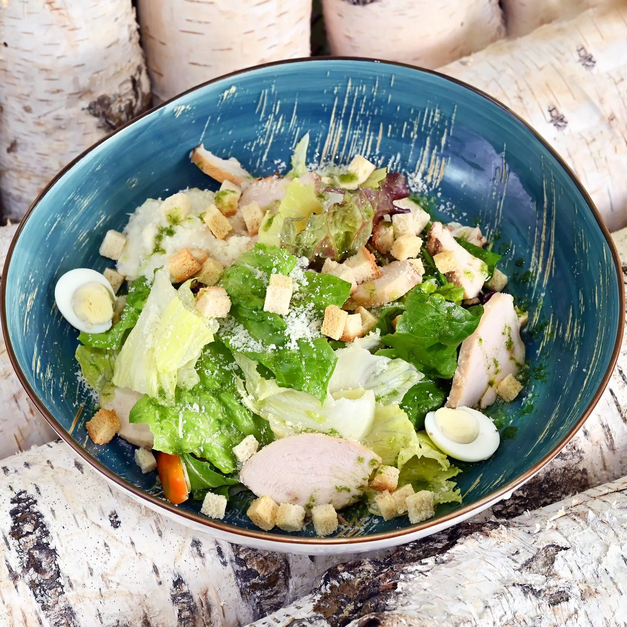 Цезарь с филе цыплёнка на гриле с миксом салата и пармезаном