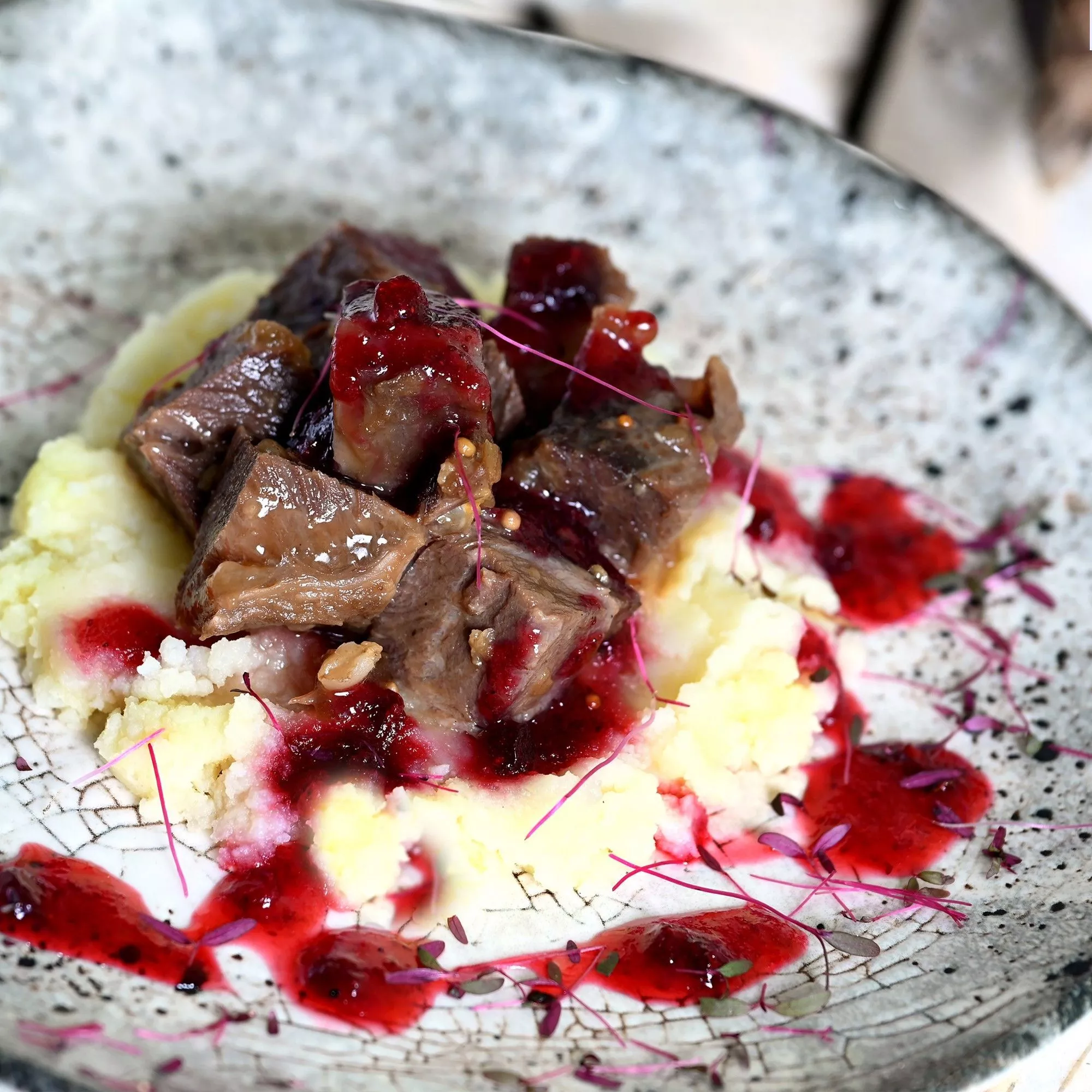 Томлёные телячьи щёки с картофельным пюре и лесными ягодами